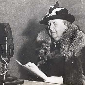 Koningin Wilhelmina tijdens een uitzending van Radio Oranje