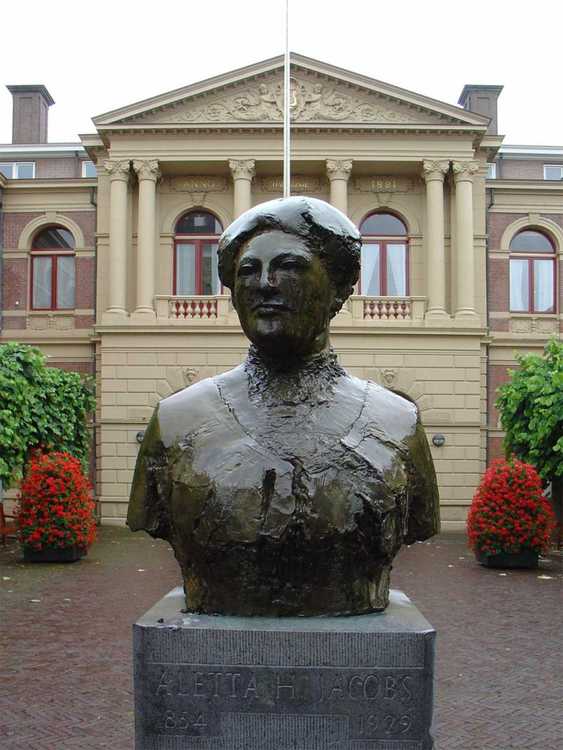Standbeeld Aletta Jacobs bij de Rijksuniversiteit Groningen