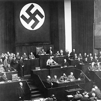 Hitler spreekt de Rijksdag toe